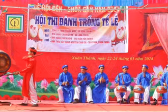 Hội thi đánh trống tế Yên Thành. (Ảnh: AN NAM)
