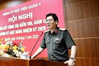 Trung tướng, Giáo sư, Tiến sĩ Nghiêm Đức Thuận, Bí thư Đảng ủy, Chính ủy Học viện Quân y phát biểu tại hội nghị.