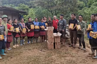 Đại diện Hội Chữ thập đỏ tỉnh Điện Biên trao hàng cứu trợ cho người dân. 