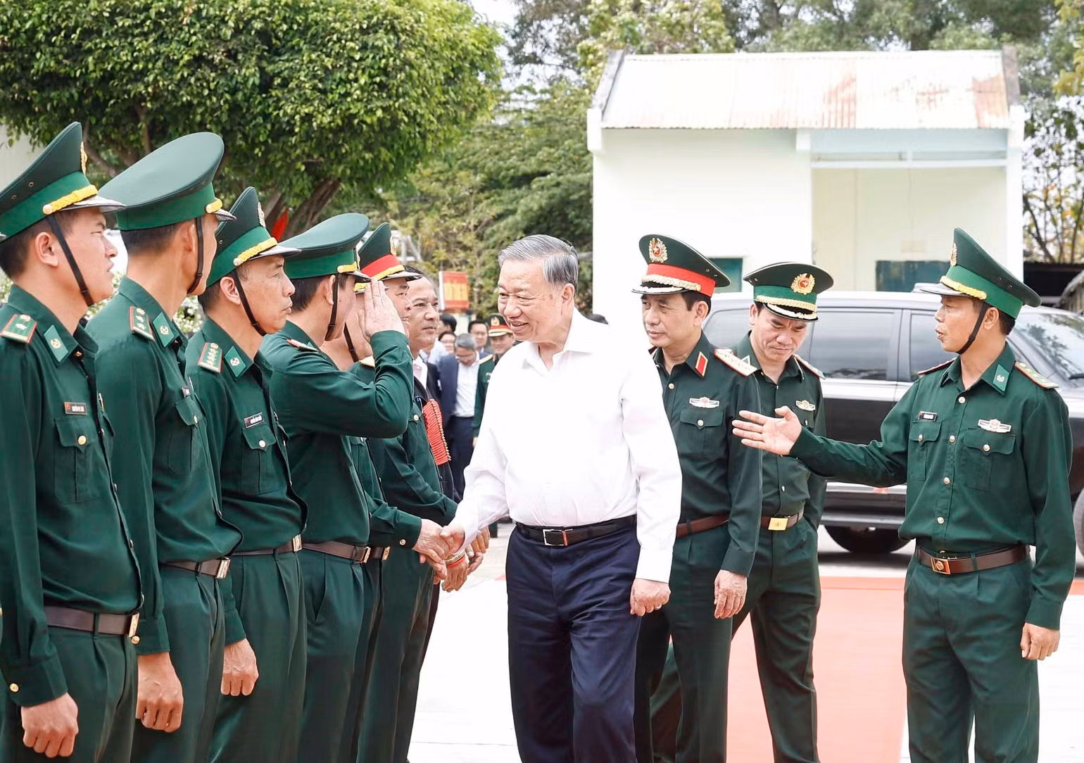 vna-potal-tong-bi-thu-to-lam-bi-thu-quan-uy-trung-uong-tham-chuc-tet-can-bo-chien-sy-don-bien-phong-ea-hleo-8586544.jpg