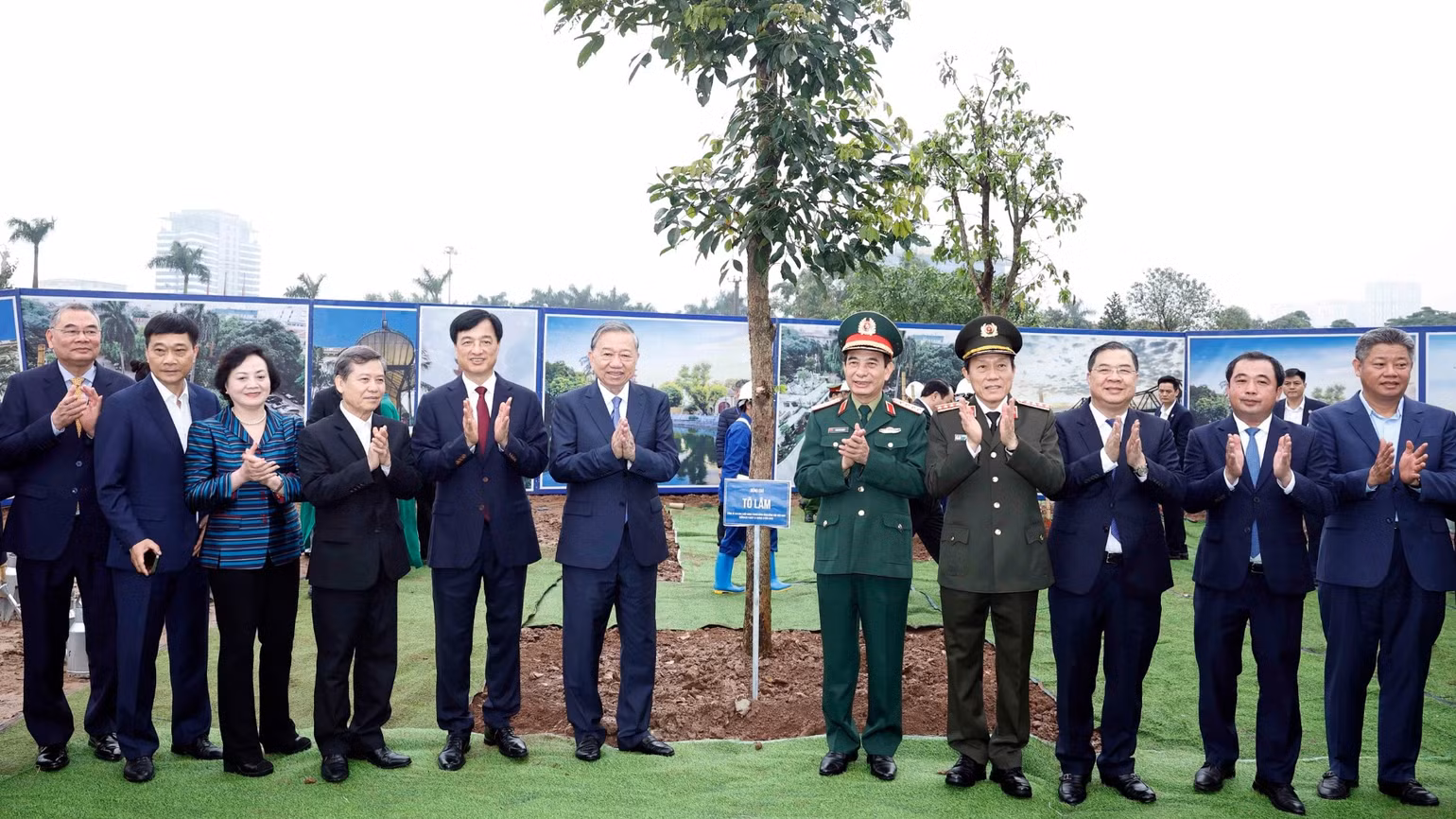 vna-potal-tong-bi-thu-du-le-phat-dong-tet-trong-cay-doi-doi-nho-on-bac-ho-xuan-binh-ngo-2026-8601377-4208.jpg
