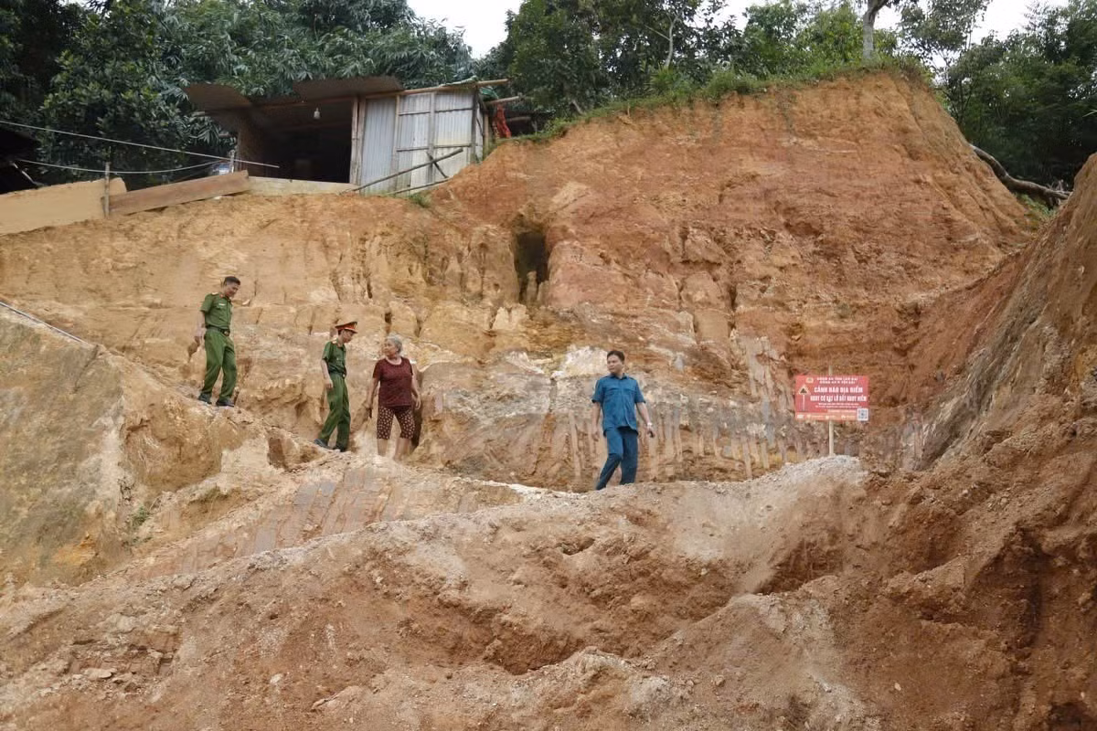 vna-potal-bao-so-3-lao-cai-chu-dong-di-doi-nguoi-dan-trong-vung-nguy-co-sat-lo-ngap-ung-8163648.jpg
