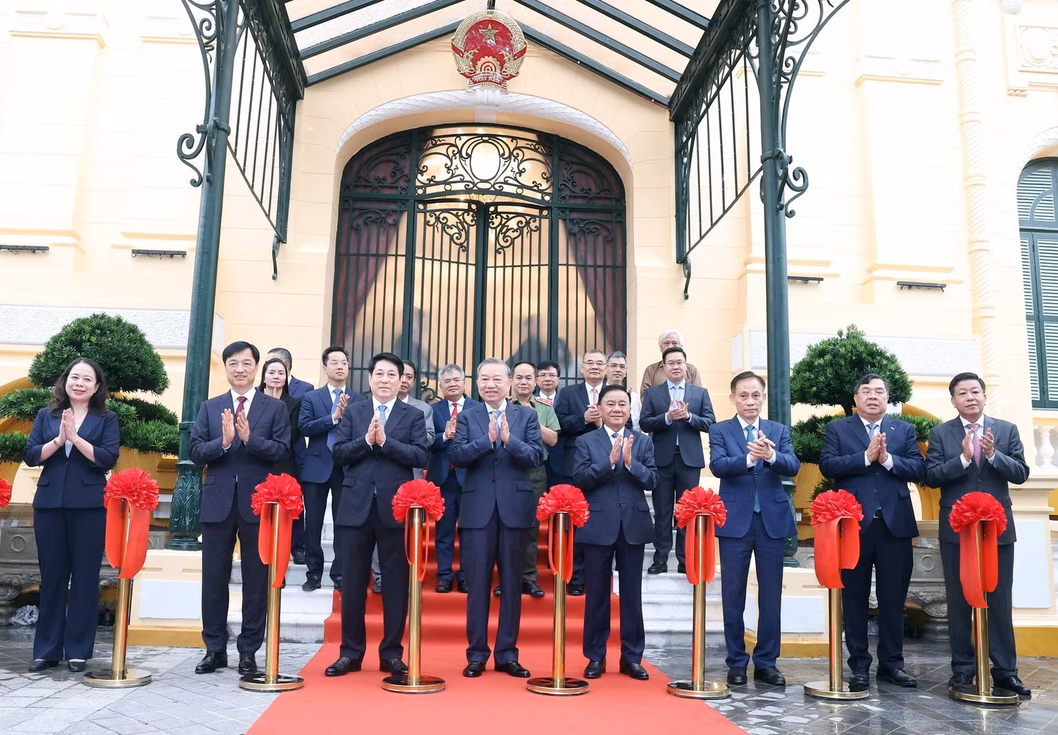vna-potal-tong-bi-thu-va-chu-tich-nuoc-du-le-ban-giao-tru-so-lam-viec-co-quan-chu-tich-nuoc-8219424-6071.jpg