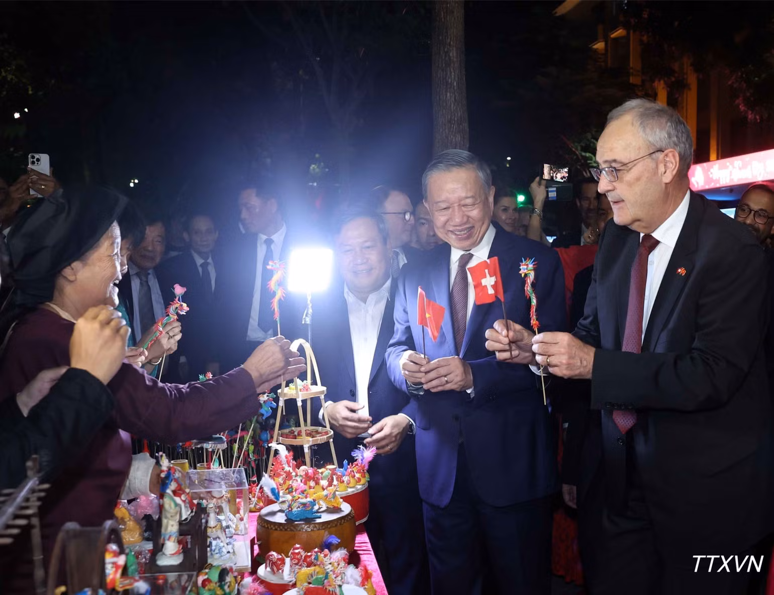 vna-potal-tong-bi-thu-chu-tich-nuoc-to-lam-va-phu-nhan-cung-tong-thong-thuy-si-va-phu-nhan-dao-pho-di-bo-ho-hoan-kiem-9953.jpg