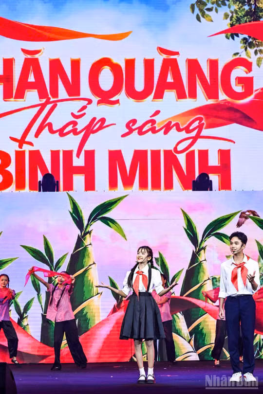 Nhìn lại những hình ảnh ấn tượng trong chương trình Chắp cánh tuổi thơ