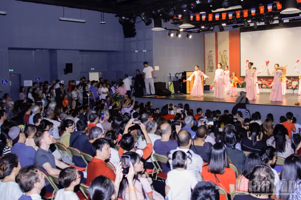 Đông đảo thiếu nhi và các bậc phụ huynh tham dự Đêm hội Trung thu tại Trung tâm Văn hóa Việt Nam tại Pháp trong không khí rộn ràng, đầm ấm tình quê hương. (Ảnh: KHẢI HOÀN)