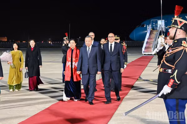 Lễ đón Tổng Bí thư, Chủ tịch nước Tô Lâm và Phu nhân tại sân bay Orly, Paris.