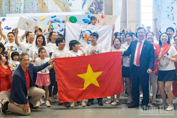 Các hội đoàn người Việt Nam tại Pháp tham gia Đại hội Thể thao người Việt Nam tại Pháp lần thứ 3, góp phần tạo nên ngày hội giao lưu, đoàn kết và gìn giữ bản sắc văn hóa dân tộc.