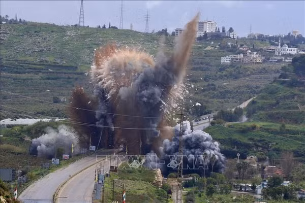 Cây cầu bắc qua sông ở Qasmiyeh, Liban, trúng không kích của Israel. (Ảnh: THX/TTXVN)