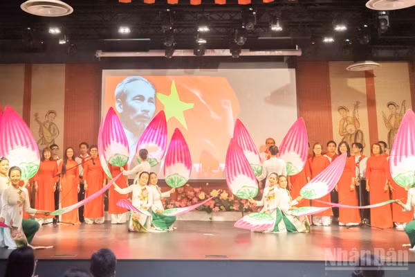 Chương trình nghệ thuật tôn vinh Chủ tịch Hồ Chí Minh tổ chức trong khuôn khổ chuỗi hoạt động tại Paris, Pháp.