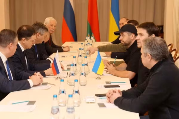 Phái đoàn Ukraine (bìa phải) và Nga tại cuộc đàm phán ở Gomel, Belarus, ngày 28/2/2022. (Ảnh tư liệu: news/Xinhua)