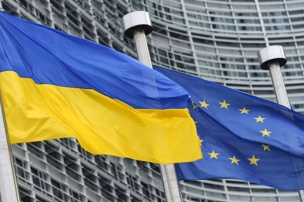 Cờ của Ukraine và Liên minh châu Âu bên ngoài trụ sở Ủy ban châu Âu tại Brussels, Bỉ. (Ảnh: Xinhua)