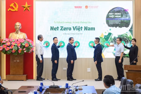 Các đồng chí lãnh đạo cùng các đại biểu thực hiện nghi thức khai trương trang thông tin Net Zero Việt Nam.