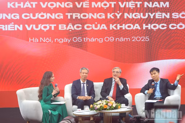 Các diễn giả chia sẻ tại tọa đàm. (Ảnh: TRUNG HƯNG)