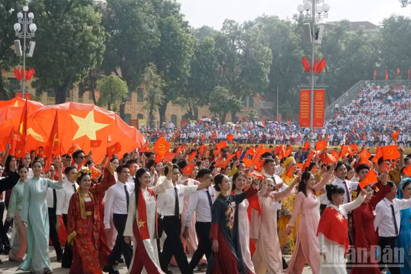 Các nghệ sĩ tham gia khối văn hóa-thể thao diễu hành kỷ niệm 80 năm Cách mạng Tháng Tám thành công và Quốc khánh 2/9. (Ảnh: nhandan.vn)