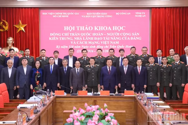 Các đại biểu chụp ảnh lưu niệm tại hội thảo. (Ảnh: PHẠM CƯỜNG)