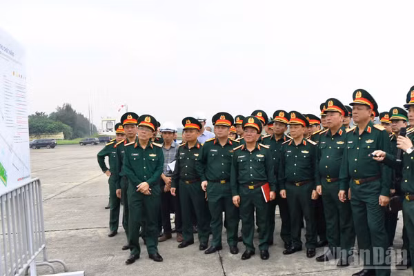 Thượng tướng Nguyễn Trường Thắng và đoàn kiểm tra công tác chuẩn bị triển lãm tại khu vực sân bay Gia Lâm. (Ảnh: QUANG PHONG)