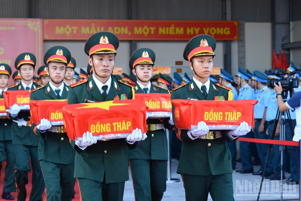 Đội nghi lễ thực hiện nhiệm vụ. (Ảnh: BỘ TƯ LỆNH QUÂN KHU 9)