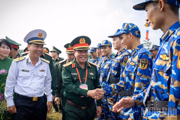 Ban tổ chức hội thao động viên các đoàn tham dự. (Ảnh: THẾ ĐẠI)