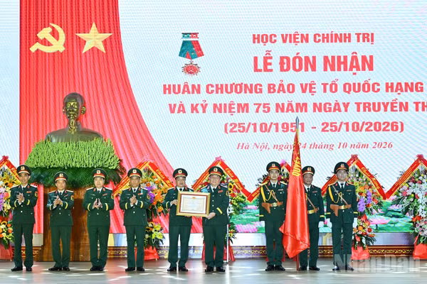 Thừa ủy quyền của Chủ tịch nước, Đại tướng Nguyễn Trọng Nghĩa trao Huân chương Bảo vệ Tổ quốc hạng Nhất tặng Học viện Chính trị. (Ảnh: THẾ ĐẠI)
