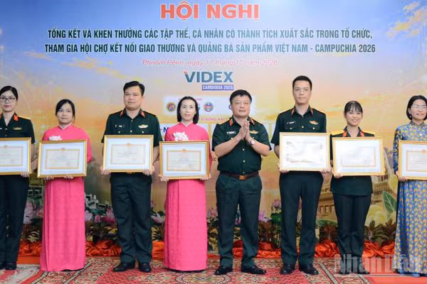 Trao bằng khen tặng các cá nhân có thành tích xuất sắc trong tổ chức và tham gia Hội chợ. (Ảnh: BỘ QUỐC PHÒNG)