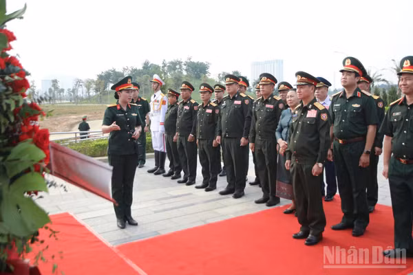 Đại tướng Khamliang Outhakaysone cùng đoàn dâng hoa và nghe giới thiệu về Cụm tượng Tình đoàn kết, hữu nghị Việt Nam-Lào. (Ảnh: THẾ ĐẠI)
