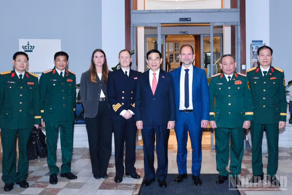 Đại tướng Phan Văn Giang, Ủy viên Bộ Chính trị, Phó Thủ tướng Chính phủ, Bộ trưởng Quốc phòng và Bộ trưởng Quốc phòng Đan Mạch Jeppe Bruus Christensen cùng các đại biểu tại hội kiến. (Ảnh: Bộ Quốc phòng)