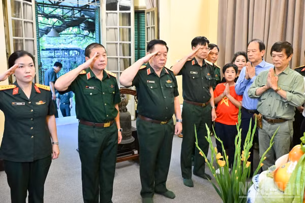 Đại tướng Nguyễn Trọng Nghĩa và các đại biểu dành phút mặc niệm tưởng nhớ Đại tướng Võ Nguyên Giáp. (Ảnh: THẾ ĐẠI)