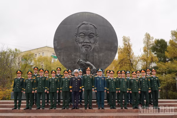 Thượng tướng Nguyễn Trường Thắng tại Tượng đài Chủ tịch Hồ Chí Minh tại Moskva. (Ảnh: KIỀU TRINH)