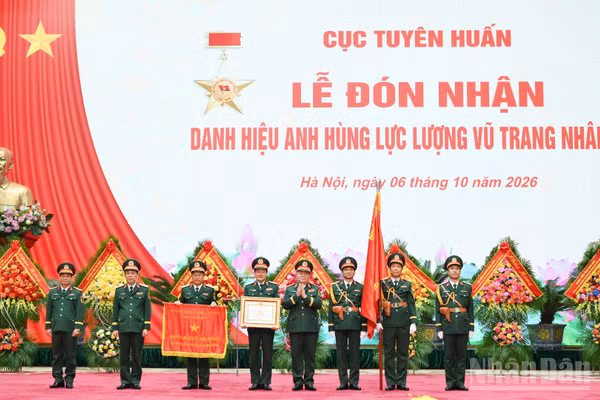 Thừa ủy quyền của Chủ tịch nước, Đại tướng Nguyễn Trọng Nghĩa đã trao Danh hiệu Anh hùng tặng Cục Tuyên huấn Tổng cục Chính trị Quân đội nhân dân Việt Nam. (Ảnh THẾ ĐẠI)