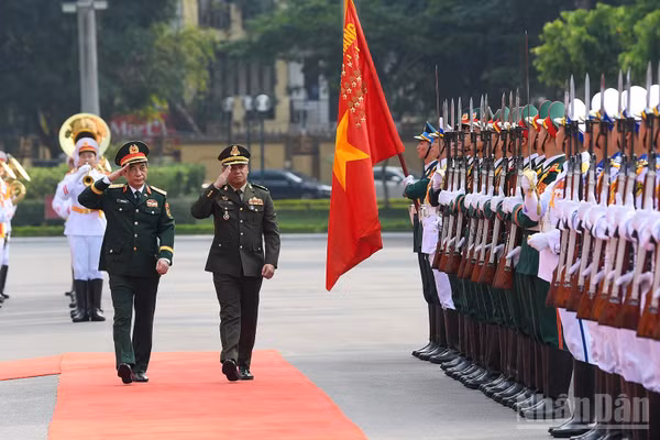 Đại tướng Phan Văn Giang, Ủy viên Bộ Chính trị, Phó Bí thư Quân ủy Trung ương, Phó Thủ tướng Chính phủ, Bộ trưởng Quốc phòng và Đại tướng Tea Seiha, Phó Thủ tướng, Bộ trưởng Quốc phòng Vương quốc Campuchia duyệt đội danh dự Quân đội nhân dân Việt Nam. (Ảnh: THẾ ĐẠI)