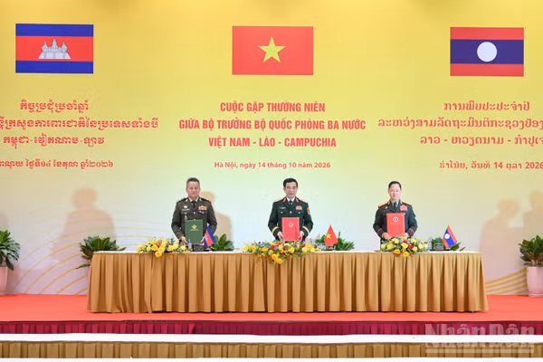 Ký Biên bản Cuộc gặp thường niên giữa Bộ trưởng Quốc phòng ba nước Việt Nam-Lào-Campuchia. (Ảnh: THẾ ĐẠI)
