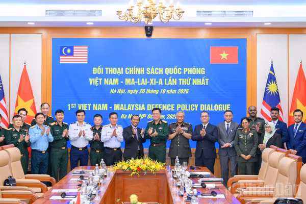 Thượng tướng Nguyễn Trường Thắng và Tổng Thư ký Bộ Quốc phòng Malaysia Datuk Lokman Hakim Ali cùng các đại biểu tại đối thoại. (Ảnh: THẾ ĐẠI)
