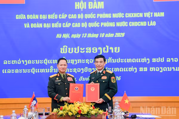 Đại tướng Phan Văn Giang và Đại tướng Khamliang Outhakaysone ký kế hoạch hợp tác quốc phòng Việt Nam-Lào năm 2027. (Ảnh: THẾ ĐẠI)