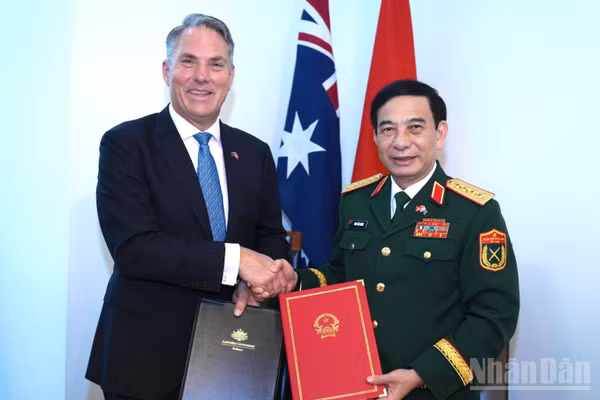 Đại tướng Phan Văn Giang và Phó Thủ tướng, Bộ trưởng Richard Marles ký kết cập nhật Tuyên bố Tầm nhìn chung về thúc đẩy hợp tác quốc phòng giữa Bộ Quốc phòng hai nước. (Ảnh: THU TRANG)