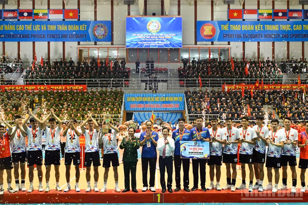 Đại tướng Nguyễn Tân Cương trao huy chương Vàng cho Đội tuyển Bóng chuyền Quân đội nhân dân Việt Nam.