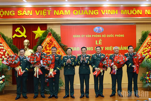 Đại tướng Phan Văn Giang và Đại tướng Nguyễn Tân Cương cùng các đồng chí đảng viên được trao Huy hiệu 35 năm tuổi Đảng.