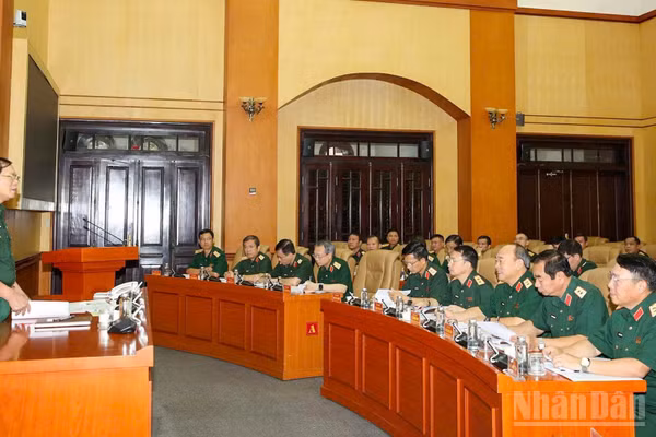 Đại tướng Nguyễn Tân Cương chủ trì hội nghị. 