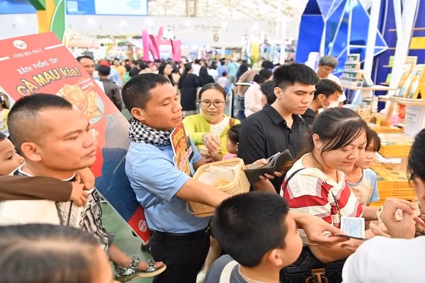 Không khí mua sắm nhộn nhịp tại Hội chợ Mùa Thu 2025.