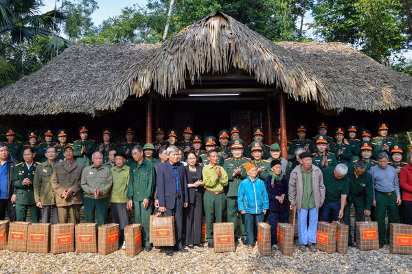 Đoàn công tác đã trao quà tặng Hội Cựu chiến binh xã Định Hóa và trao quà tặng 80 gia đình chính sách, gia đình có công trong công tác bảo vệ, chăm sóc các khu di tích lịch sử.