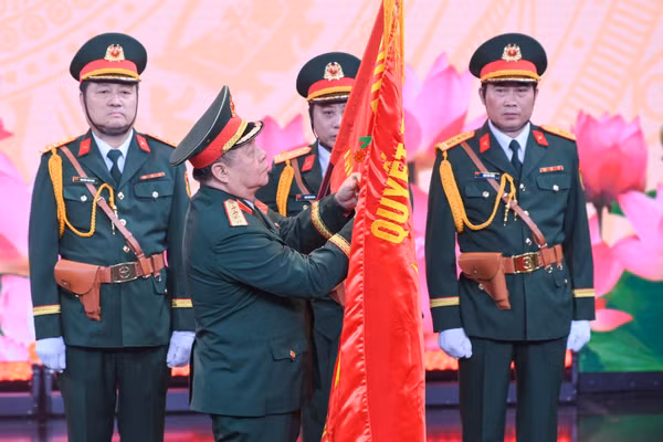 Đại tướng Nguyễn Trọng Nghĩa, Ủy viên Bộ Chính trị, Bí thư Trung ương Đảng, Chủ nhiệm Tổng cục Chính trị Quân đội nhân dân Việt Nam, gắn Huân chương Bảo vệ Tổ quốc hạng Ba lên Quân kỳ Quyết thắng của Trung tâm Phát thanh-Truyền hình Quân đội.