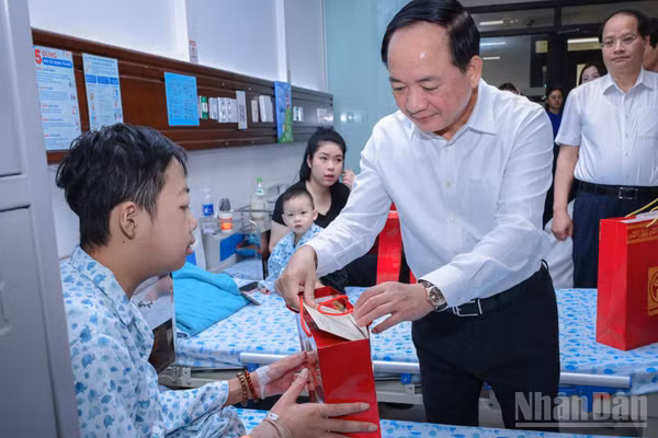 Đồng chí Trưởng Ban Tuyên giáo Trung ương Trịnh Văn Quyết thăm, động viên, tặng quà bệnh nhi đang điều trị tại Bệnh viện Nhi Hà Nội. (Ảnh: BẢO LONG)