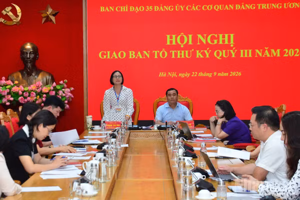 Đồng chí Phạm Thị Vui, Phó Trưởng Ban Tuyên giáo Đảng ủy các cơ quan Đảng Trung ương, thành viên Ban Chỉ đạo 35 Đảng ủy, Tổ trưởng Tổ Thư ký phát biểu tại hội nghị. (Ảnh: PHẠM CƯỜNG)