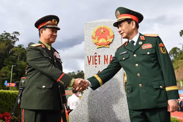 Đại tướng Phan Văn Giang và Đại tướng Khamliang Outhakaysone tại cột mốc 460.