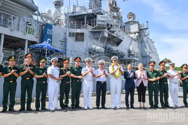 Đại diện Bộ Tư lệnh Vùng 3 Hải quân và Chuẩn Đô đốc Eric J. Anduze, Chỉ huy Nhóm tác chiến tàu sân bay số 5 (CSG-5), Hải quân Mỹ cùng các đại biểu tại lễ đón.