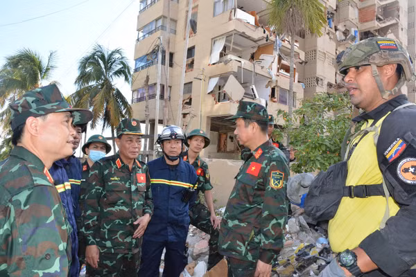 Đoàn Việt Nam trao đổi thông tin với lực lượng sở tại.