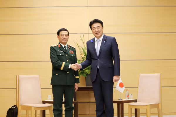 Đại tướng Phan Văn Giang, Ủy viên Bộ Chính trị, Phó Bí thư Quân ủy Trung ương, Phó Thủ tướng Chính phủ, Bộ trưởng Quốc phòng và Ngài Kihara Minoru, Chánh Văn phòng Nội các Nhật Bản tại cuộc hội kiến.