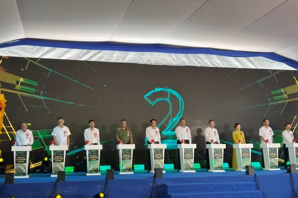 Các đại biểu thực hiện nghi thức khởi công xây dựng khu công nghiệp Thổ Hoàng (tỉnh Hưng Yên) quy mô 250ha. (Ảnh: Phạm Hà)