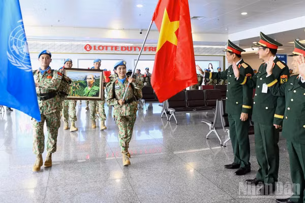 Thượng tướng Nguyễn Trường Thắng chúc cán bộ, nhân viên Đội Công binh số 5 hoàn thành xuất sắc nhiệm vụ. (Ảnh: THẾ ĐẠI)