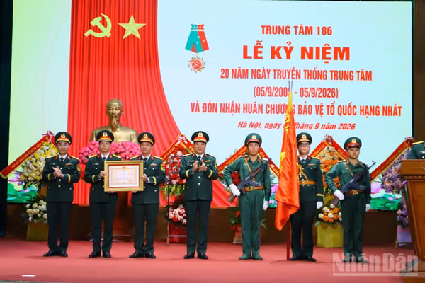 Trung tướng Vũ Hữu Hanh, Tư lệnh Bộ Tư lệnh 86 trao Huân chương Bảo vệ Tổ Quốc hạng Nhất cho Trung tâm 186.